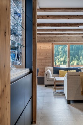 Rénovation d'intérieur alpine contemporaine d'un appartement de vacances au Parc A15 à Champex-Lac, Valais par WADE Architecture.