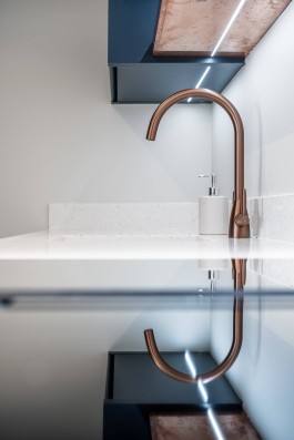 Rénovation d'intérieur alpine contemporaine d'un appartement de vacances au Parc A15 à Champex-Lac, Valais par WADE Architecture.