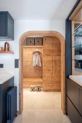 Rénovation d'intérieur alpine contemporaine d'un appartement de vacances au Parc A15 à Champex-Lac, Valais par WADE Architecture.