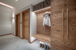Rénovation d'intérieur alpine contemporaine d'un appartement de vacances au Parc A15 à Champex-Lac, Valais par WADE Architecture.