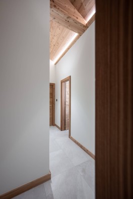 Rénovation d'intérieur alpine contemporaine d'un appartement de vacances au Parc A15 à Champex-Lac, Valais par WADE Architecture.
