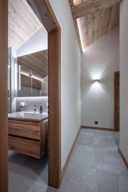 Rénovation d'intérieur alpine contemporaine d'un appartement de vacances au Parc A15 à Champex-Lac, Valais par WADE Architecture.