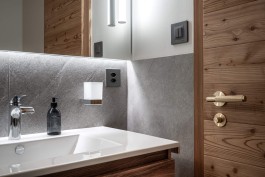 Rénovation d'intérieur alpine contemporaine d'un appartement de vacances au Parc A15 à Champex-Lac, Valais par WADE Architecture.