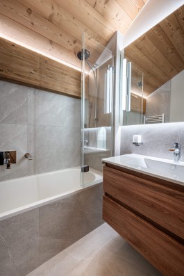 Rénovation d'intérieur alpine contemporaine d'un appartement de vacances au Parc A15 à Champex-Lac, Valais par WADE Architecture.